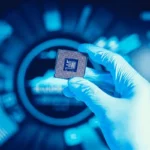 Los laboratorios chinos de IA buscan desarrollar chips personalizados para reducir costes, aunque la elevada inversión inicial supone un riesgo