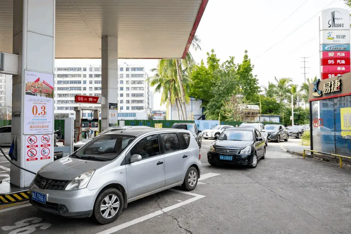 En este momento estás viendo Hainan (China) consolida la prohibición de coches de gasolina para 2030 y lidera el impulso nacional de infraestructura para vehículos eléctricos