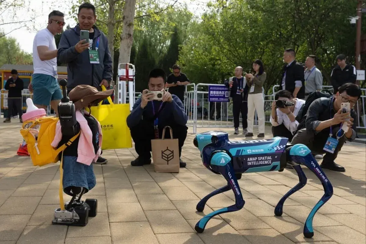 En este momento estás viendo Una división de Alibaba afirma que su IA «5 en 1» dota a los robots de un cerebro, cuerpo y extremidades unificados