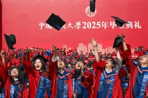 Lee más sobre el artículo 13/07/2026 –  En China, los padres recurren a la IA para ayudar a sus hijos a elegir una carrera universitaria