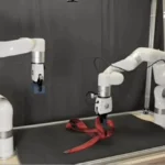 Un exlíder técnico de la plataforma de IA de Apple lanza un modelo de IA encarnada; demuestra cómo un robot se anuda una corbata