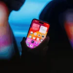 Los modelos gigantes acaparan los titulares, pero algunas “start-ups” chinas apuestan por una IA más pequeña apta para teléfonos