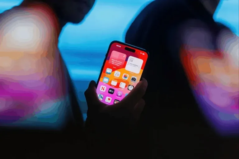 Los modelos gigantes acaparan los titulares, pero algunas “start-ups” chinas apuestan por una IA más pequeña apta para teléfonos
