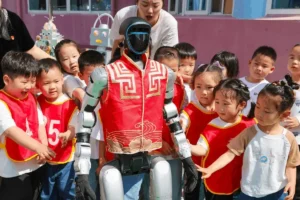Lee más sobre el artículo Cómo el nuevo plan educativo de China aborda la escasez de talento y la autosuficiencia ante los desafíos tecnológicos
