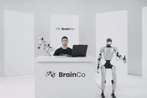 Lee más sobre el artículo La empresa china BrainCo presenta una plataforma de control de robots mediante la mente en la Conferencia Mundial de IA