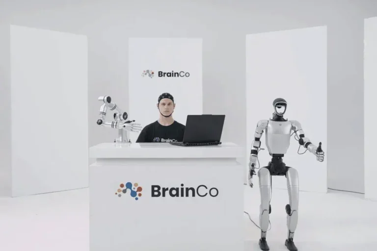 La empresa china BrainCo presenta una plataforma de control de robots mediante la mente en la Conferencia Mundial de IA