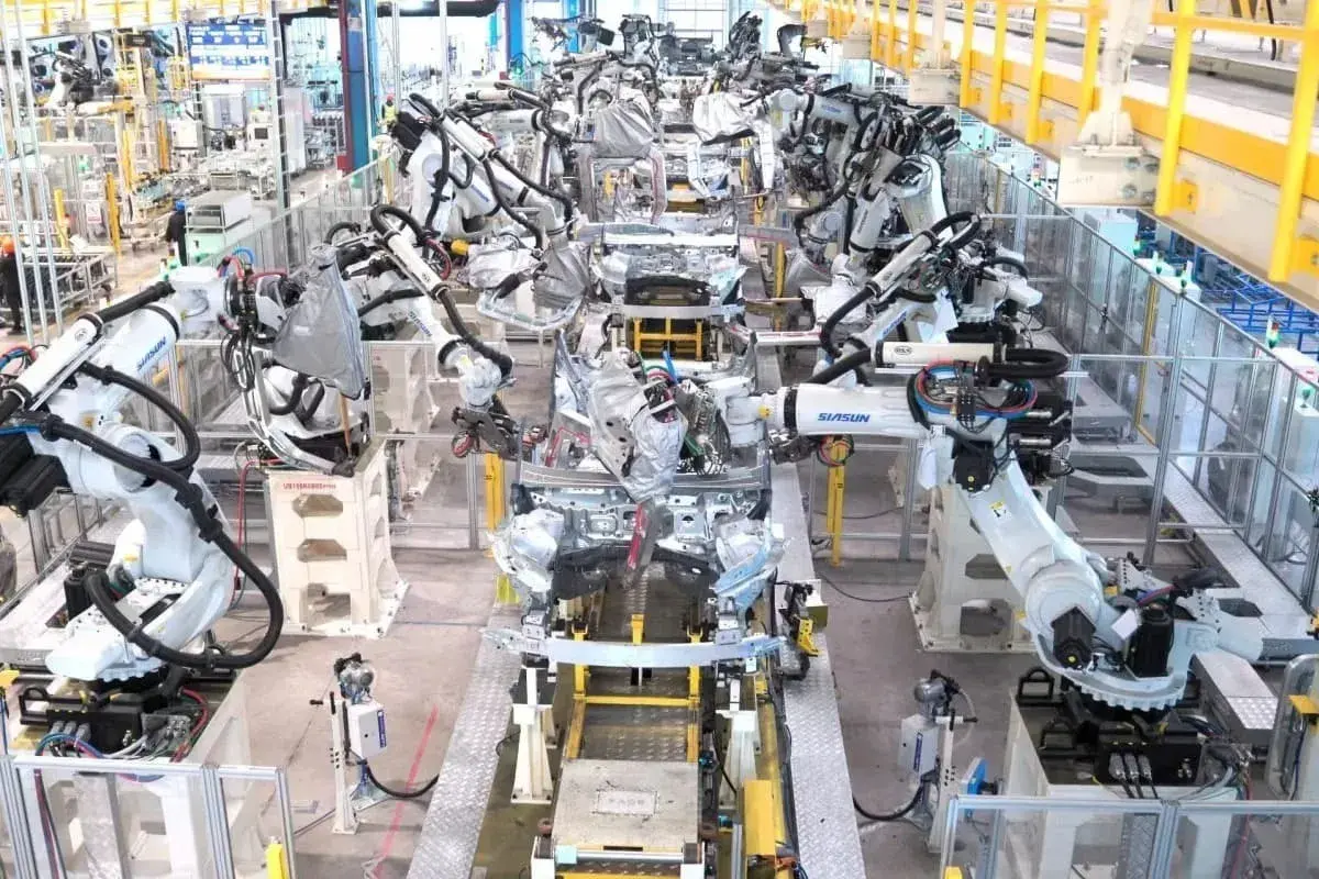 En este momento estás viendo La china Geely se asocia con Ford para reactivar una planta en España e impulsar su estrategia de vehículos eléctricos en Europa