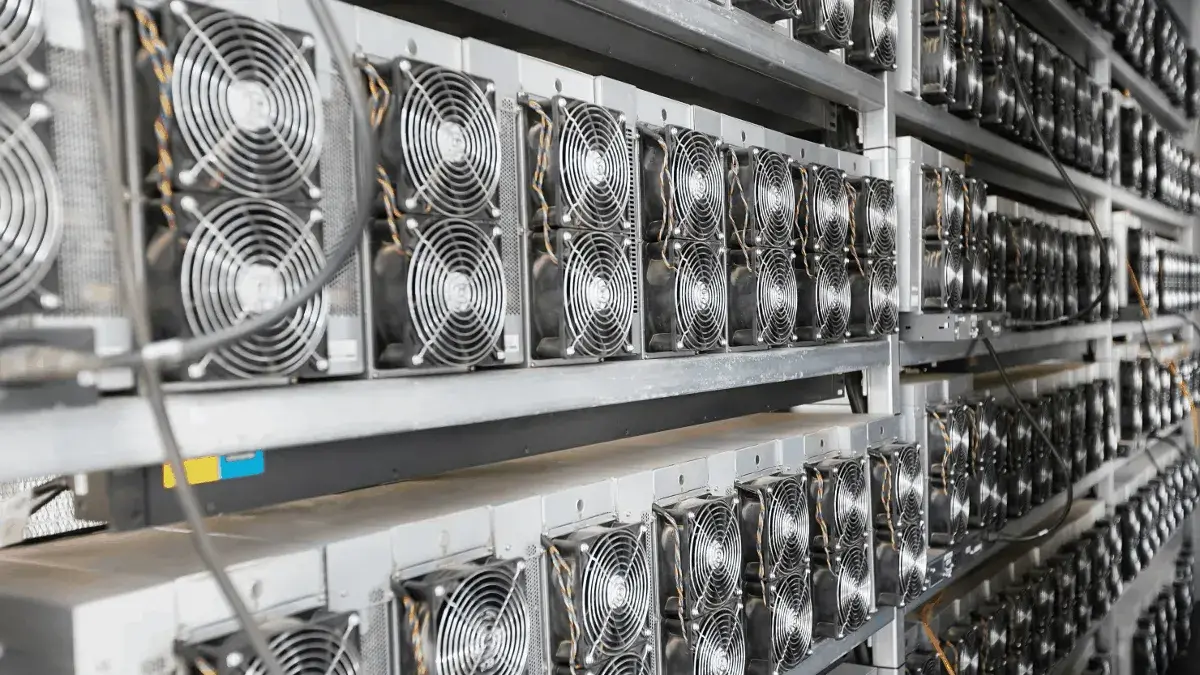 En este momento estás viendo Las acciones de empresas de criptomonedas suben gracias a la rotación de capital desde el sector de infraestructura de IA; las mineras de bitcoin se quedan rezagadas