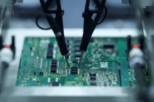 Lee más sobre el artículo El repunte de las empresas chinas de equipos para chips se enfrenta a la prueba de los resultados financieros, impulsado por el auge de la memoria y las apuestas por la tecnología local
