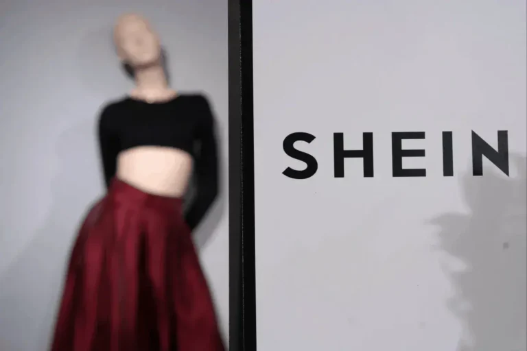 Shein supera la audiencia para su salida a bolsa en Hong Kong mientras su valoración se reduce a la mitad, situándose por debajo de los 50.000 millones de dólares