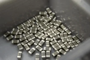 Lee más sobre el artículo Las ganancias y cotizaciones bursátiles de las empresas chinas de MLCC se disparan ante la voraz demanda de este «arroz» de la electrónica
