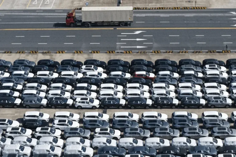 Buque de fabricación china transporta una cifra récord de vehículos eléctricos desde Shanghái a Europa