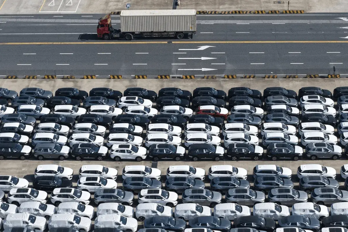 En este momento estás viendo Buque de fabricación china transporta una cifra récord de vehículos eléctricos desde Shanghái a Europa