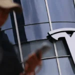 Tesla se enfrenta a un camino difícil para introducir su sistema FSD mientras China modifica las normas sobre vehículos autónomos, según analistas