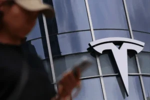 Lee más sobre el artículo Tesla se enfrenta a un camino difícil para introducir su sistema FSD mientras China modifica las normas sobre vehículos autónomos, según analistas