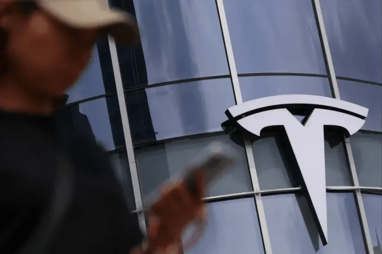Tesla se enfrenta a un camino difícil para introducir su sistema FSD mientras China modifica las normas sobre vehículos autónomos, según analistas