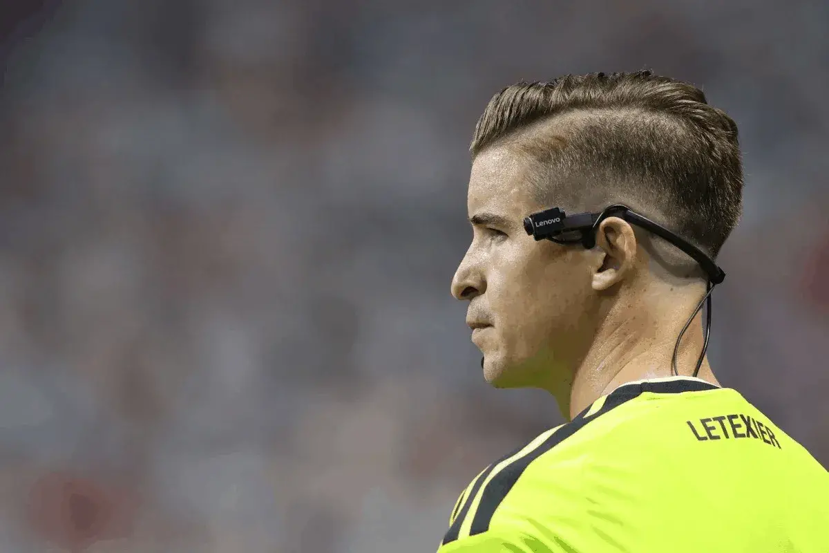 En este momento estás viendo Tras el éxito de la «Ref Cam» en el Mundial, ¿qué le espera a la tecnología de IA de Lenovo en el fútbol?