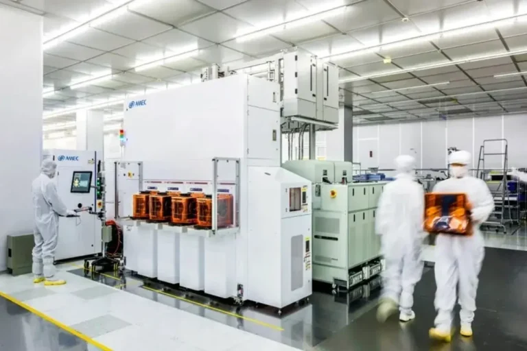 El fabricante chino de herramientas con chips AMEC dice que las ganancias del primer semestre casi se cuadriplicarán en medio de una creciente demanda