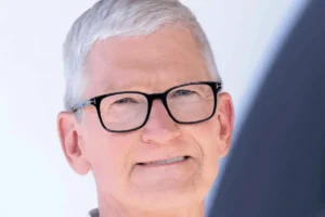 Lee más sobre el artículo Tim Cook advierte sobre el lento despliegue de la IA de Siri en China en medio de una crisis de memoria cada vez más grave