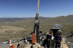 Lee más sobre el artículo Dinero y «mucho ruido»: cómo la industria estadounidense de minerales críticos compite con la de China