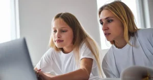Lee más sobre el artículo Las normas para proteger a los niños de la IA corren el riesgo de repetir los errores de las redes sociales
