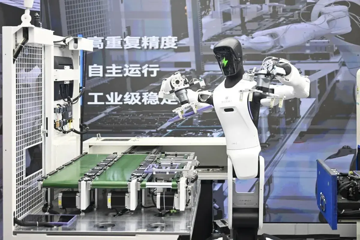 En este momento estás viendo AgiBot supera a Unitree como principal proveedor mundial de robots humanoides en el primer semestre, en plena carrera hacia su salida a bolsa