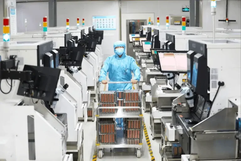 China apuesta por los chips y la IA en su nueva hoja de ruta quinquenal para desafiar el dominio tecnológico de EE.UU.
