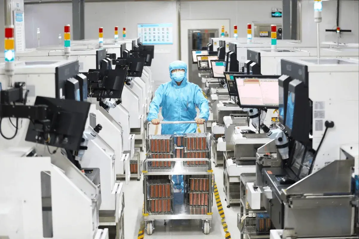 En este momento estás viendo China apuesta por los chips y la IA en su nueva hoja de ruta quinquenal para desafiar el dominio tecnológico de EE.UU.