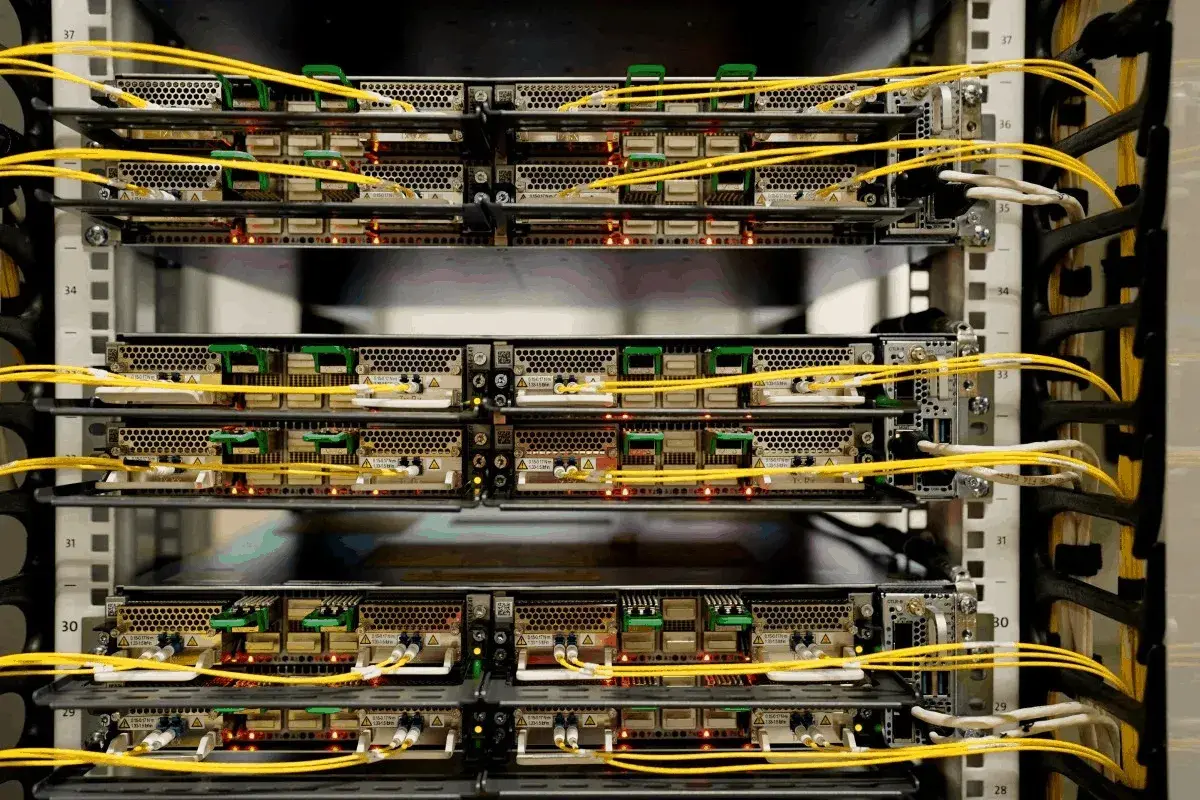 En este momento estás viendo Fabricantes chinos de transceptores ópticos eluden por ahora la prohibición de EE.UU. tras la actualización de normas de la FCC