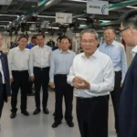 El primer ministro chino, Li Qiang, insta a aprovechar la IA para impulsar avances en la manufactura