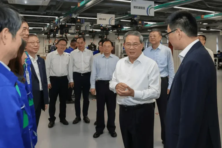 El primer ministro chino, Li Qiang, insta a aprovechar la IA para impulsar avances en la manufactura