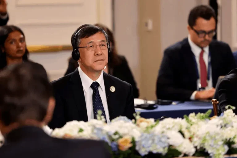 China insta a la cooperación mundial en IA, no a la rivalidad, antes de la cumbre Xi-Trump