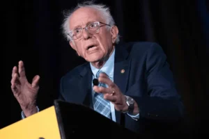 Lee más sobre el artículo Sanders y Bannon piden límites a la IA ante la creciente inquietud pública