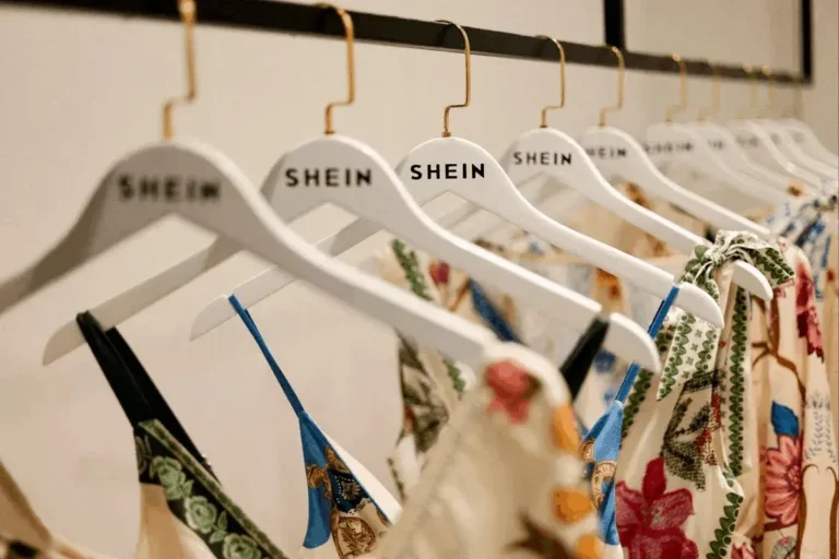 Las acciones de Shein caen a su nivel más bajo desde la salida a bolsa tras una calificación de «rendimiento inferior» y la retirada de lentes de contacto