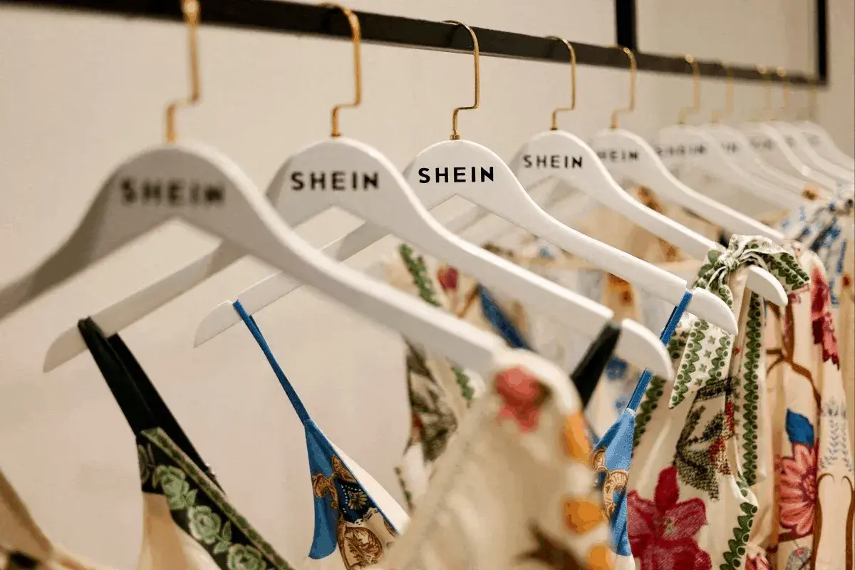 En este momento estás viendo Las acciones de Shein caen a su nivel más bajo desde la salida a bolsa tras una calificación de «rendimiento inferior» y la retirada de lentes de contacto