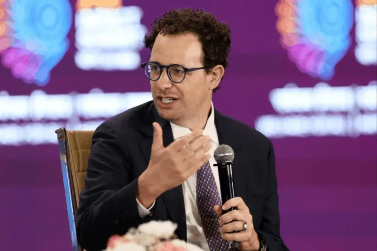 China rechaza los llamamientos a «ralentizar» el desarrollo de la IA por temor a consolidar la ventaja tecnológica de EE.UU.