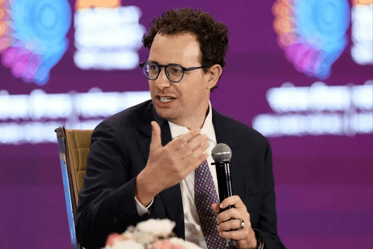 En este momento estás viendo China rechaza los llamamientos a «ralentizar» el desarrollo de la IA por temor a consolidar la ventaja tecnológica de EE.UU.