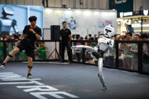 Lee más sobre el artículo El director de Unitree afirma que el «momento ChatGPT» de la IA en robots humanoides llegará en 1 o 2 años