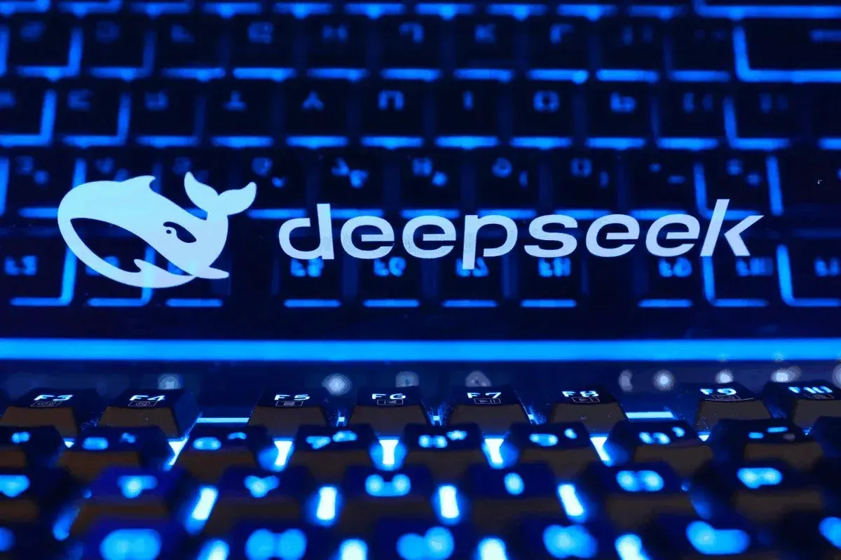 En este momento estás viendo DeepSeek busca una «victoria total» sobre la IA de código cerrado con una nueva herramienta de código abierto