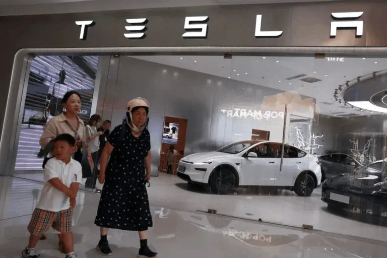 Tesla firma un acuerdo para integrar Alipay en sus vehículos ante una creciente competencia en China