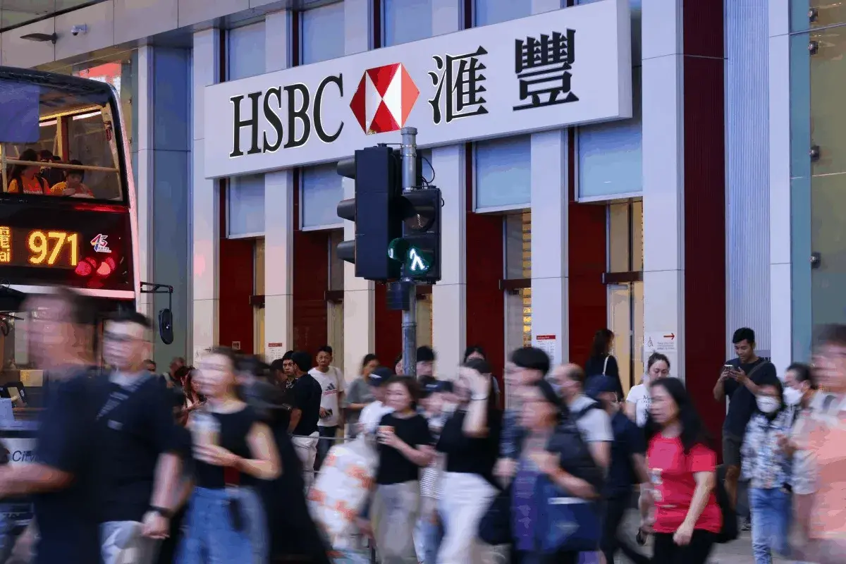 En este momento estás viendo En plena pugna por la ventaja en IA, Hong Kong cuestiona a HSBC por su decisión de establecer un centro en Singapur