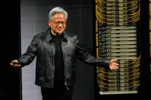 Lee más sobre el artículo Jensen Huang, de Nvidia, impulsa la «IA soberana» en Kazajistán y resta importancia a los temores sobre una burbuja
