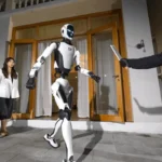 La empresa china Unitree presenta un robot «guardián» capaz de desarmar a atacantes y levantar automóviles