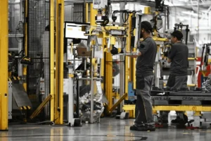 Lee más sobre el artículo El plan de Renault para ensamblar motores de vehículos eléctricos en una pequeña localidad francesa suscita temores de pérdida de empleo